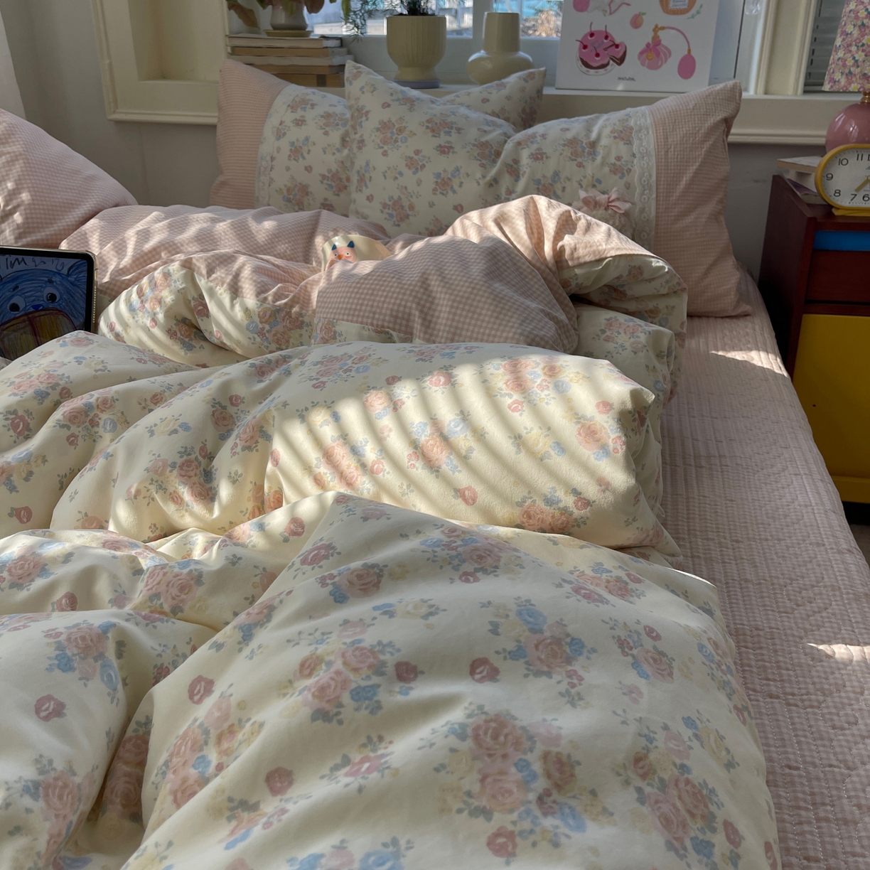 91家纺网 家纺一手货源 找家纺 花漾家居 2025新款小红书爆款小清新全棉纯棉刺绣小花边古法仿棉水洗棉四件套 花田初夏