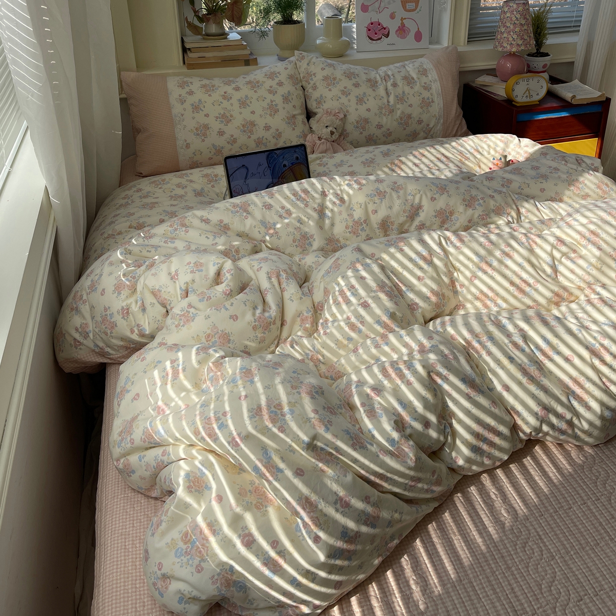 91家纺网 家纺一手货源 找家纺 花漾家居 2025新款小红书爆款小清新全棉纯棉刺绣小花边古法仿棉水洗棉四件套 花田初夏