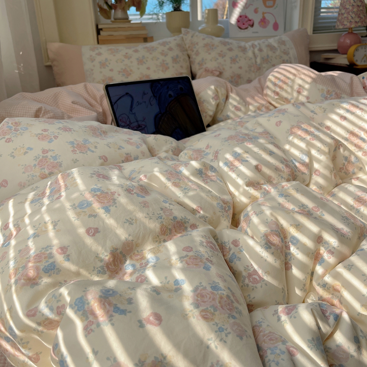 91家纺网 家纺一手货源 找家纺 花漾家居 2025新款小红书爆款小清新全棉纯棉刺绣小花边古法仿棉水洗棉四件套 花田初夏