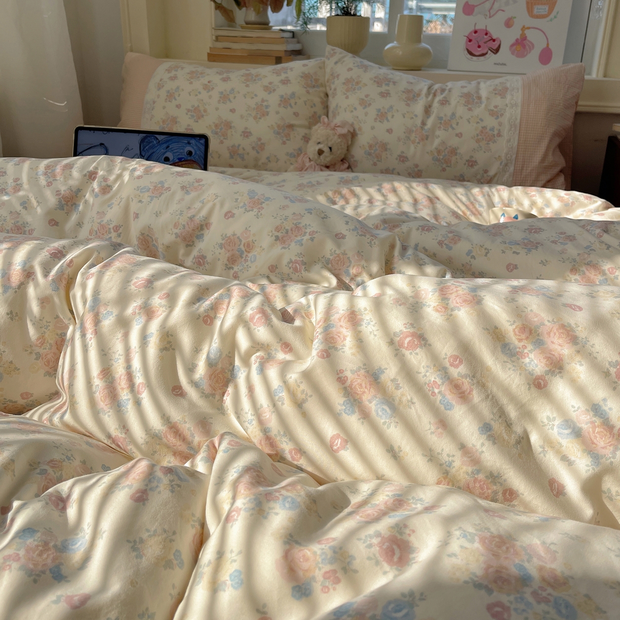 91家纺网 家纺一手货源 找家纺 花漾家居 2025新款小红书爆款小清新全棉纯棉刺绣小花边古法仿棉水洗棉四件套 花田初夏