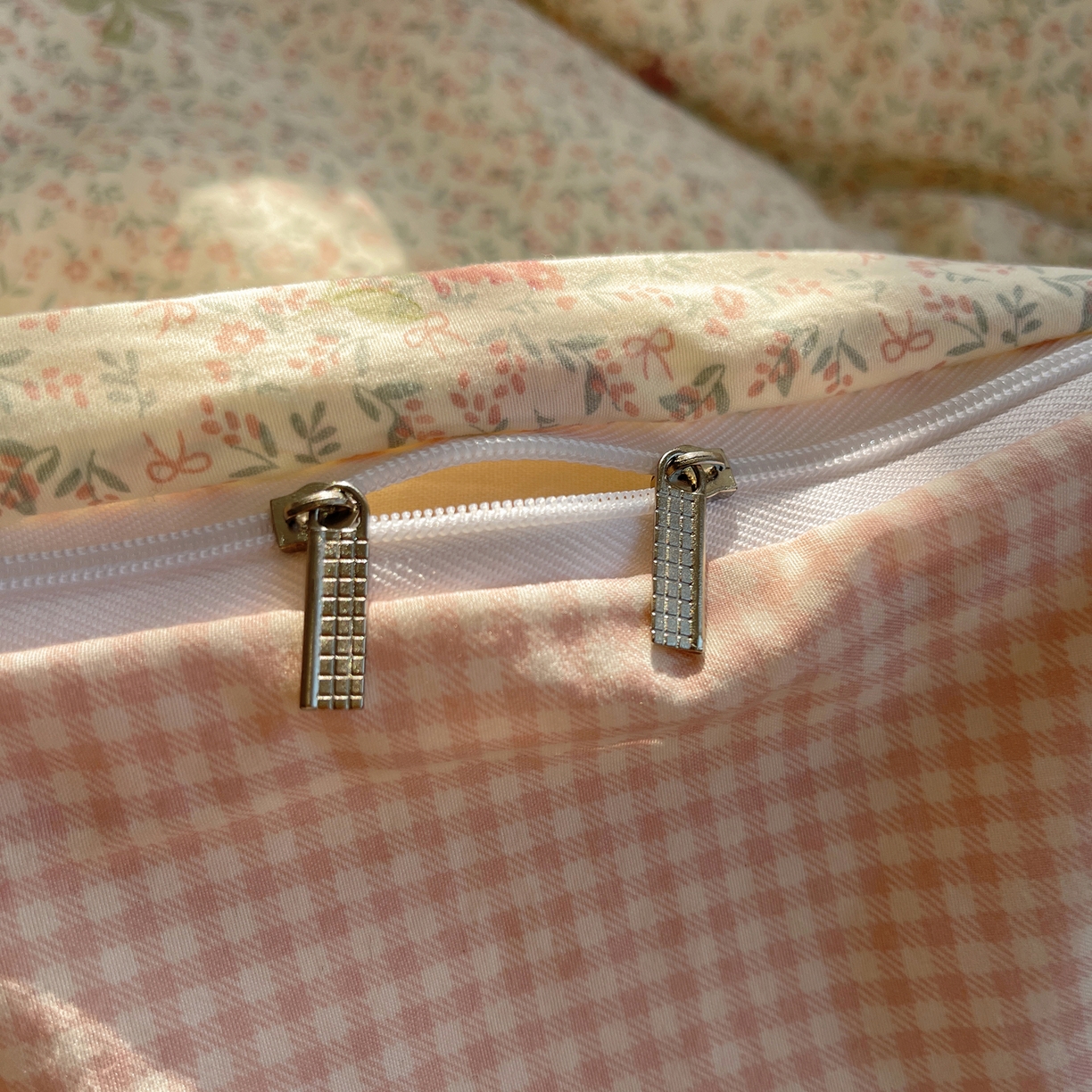 91家纺网 家纺一手货源 找家纺 花漾家居 2025新款小红书爆款小清新全棉纯棉刺绣小花边古法仿棉水洗棉四件套 花信子