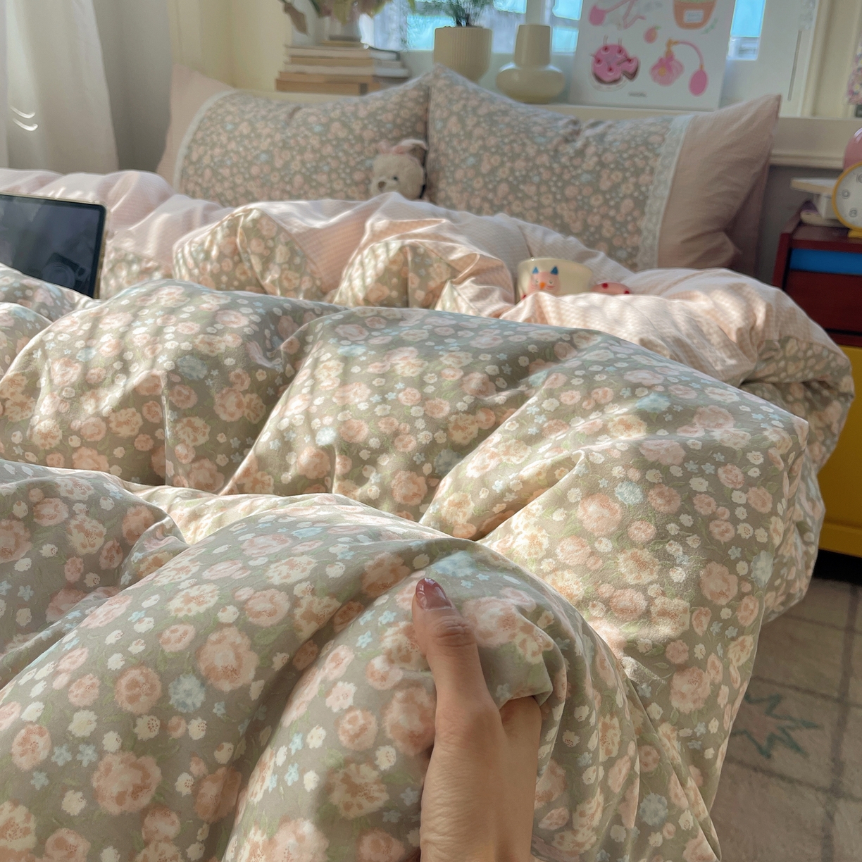 91家纺网 家纺一手货源 找家纺 花漾家居 2025新款小红书爆款小清新全棉纯棉刺绣小花边古法仿棉水洗棉四件套 玫瑰星云