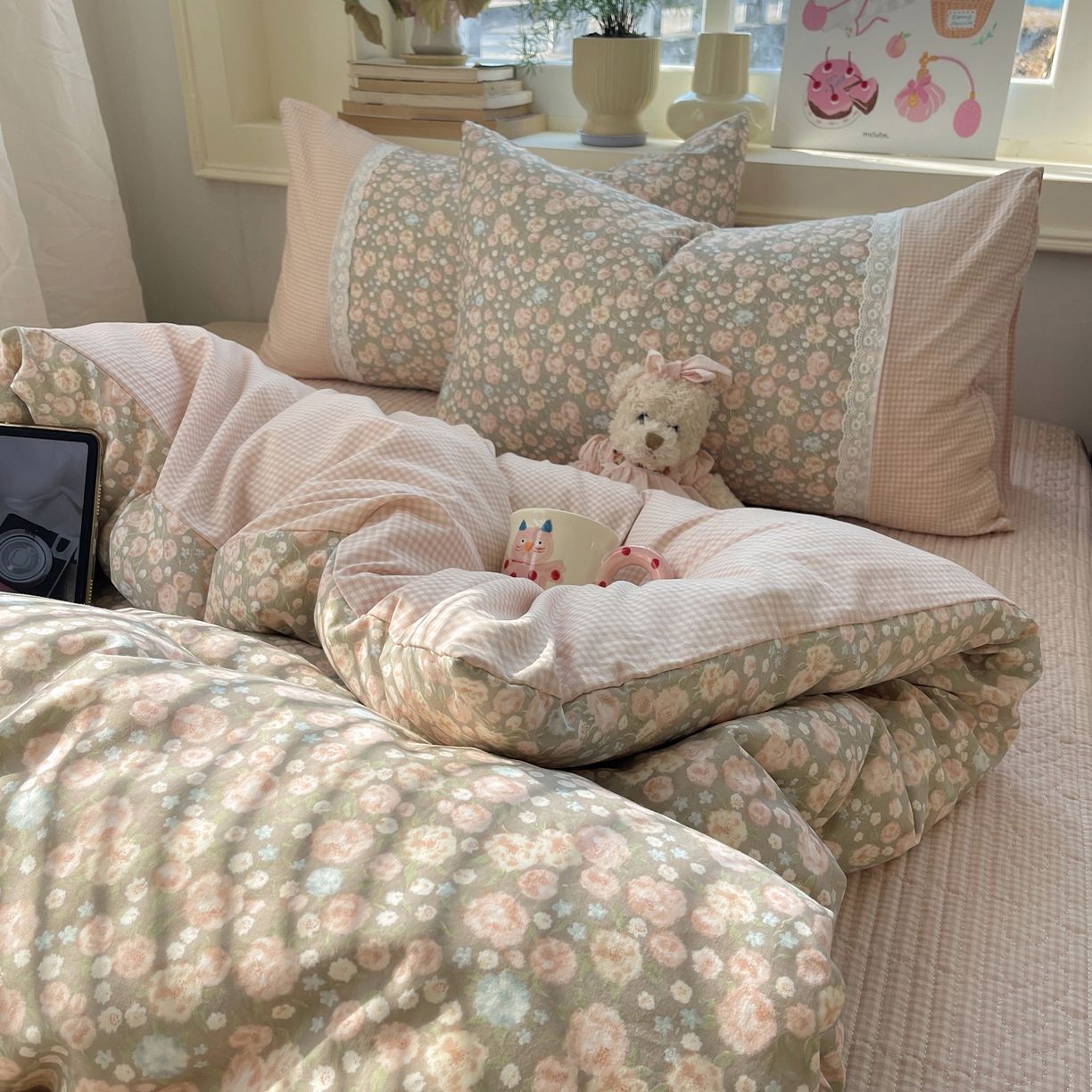 91家纺网 家纺一手货源 找家纺 花漾家居 2025新款小红书爆款小清新全棉纯棉刺绣小花边古法仿棉水洗棉四件套 玫瑰星云