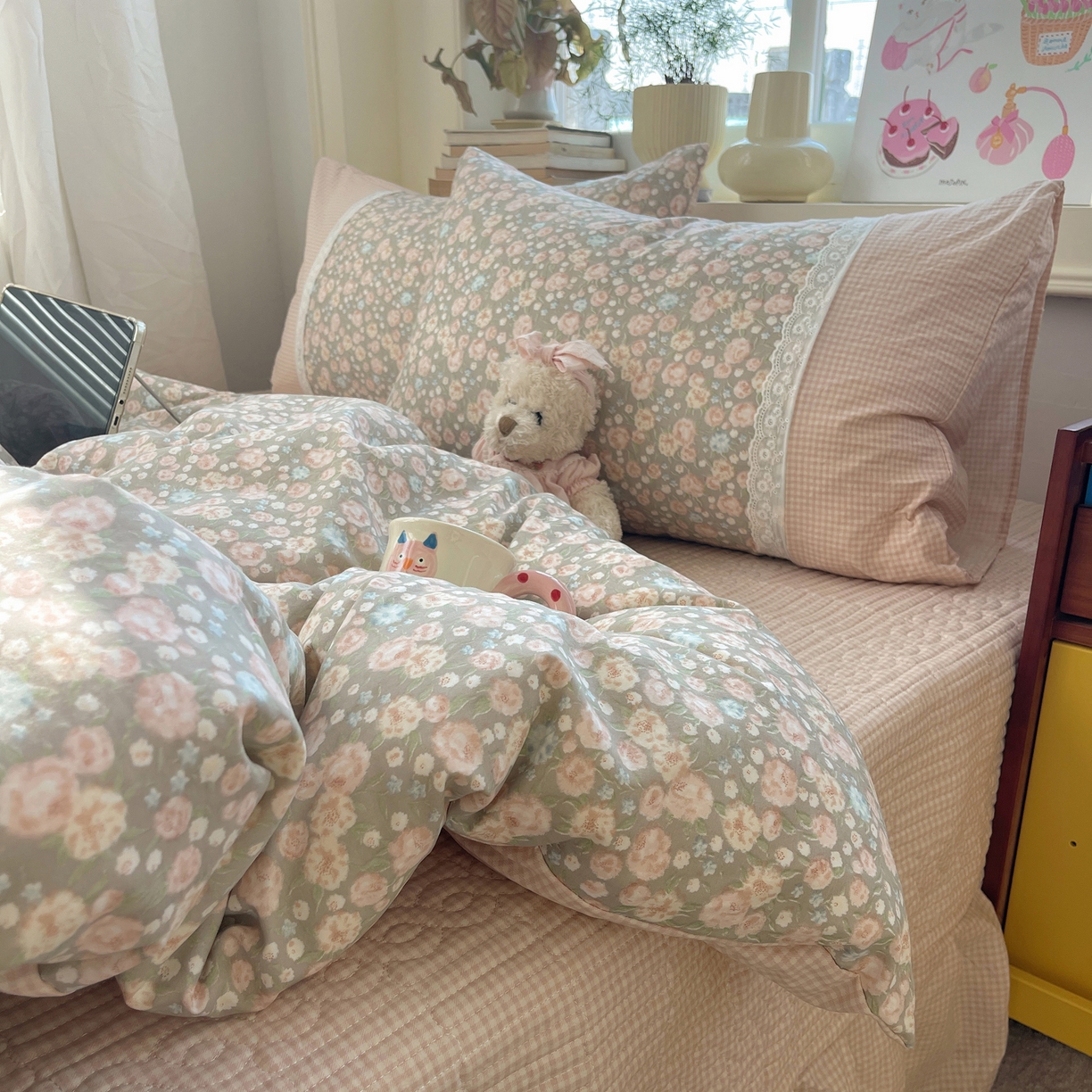 91家纺网 家纺一手货源 找家纺 花漾家居 2025新款小红书爆款小清新全棉纯棉刺绣小花边古法仿棉水洗棉四件套 玫瑰星云