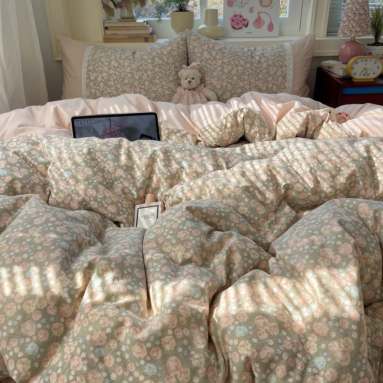 91家纺网 家纺一手货源 找家纺 花漾家居 2025新款小红书爆款小清新全棉纯棉刺绣小花边古法仿棉水洗棉四件套 玫瑰星云