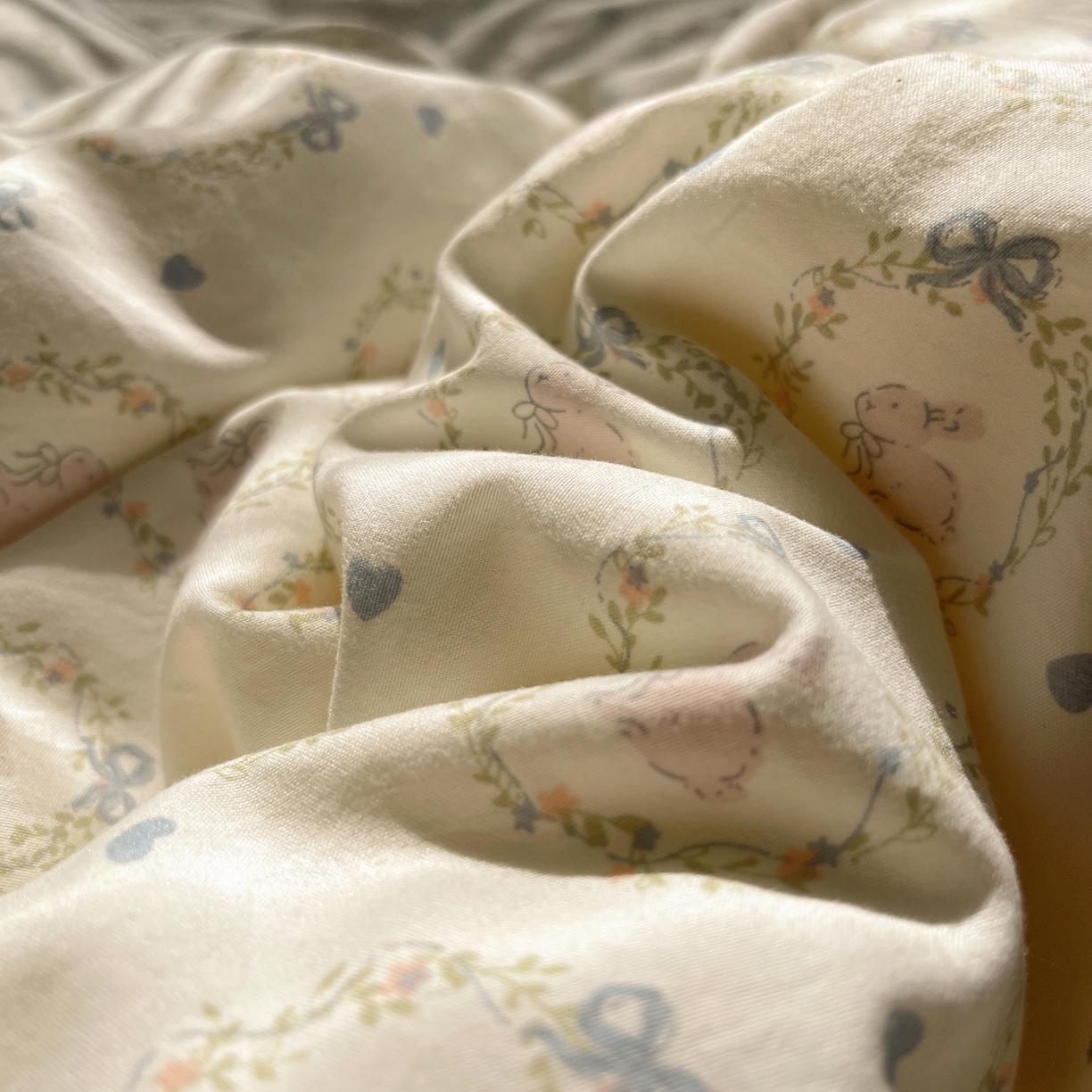 91家纺网 家纺一手货源 找家纺 花漾家居 2025新款小红书爆款小清新全棉纯棉刺绣小花边古法仿棉水洗棉四件套 小奶兔