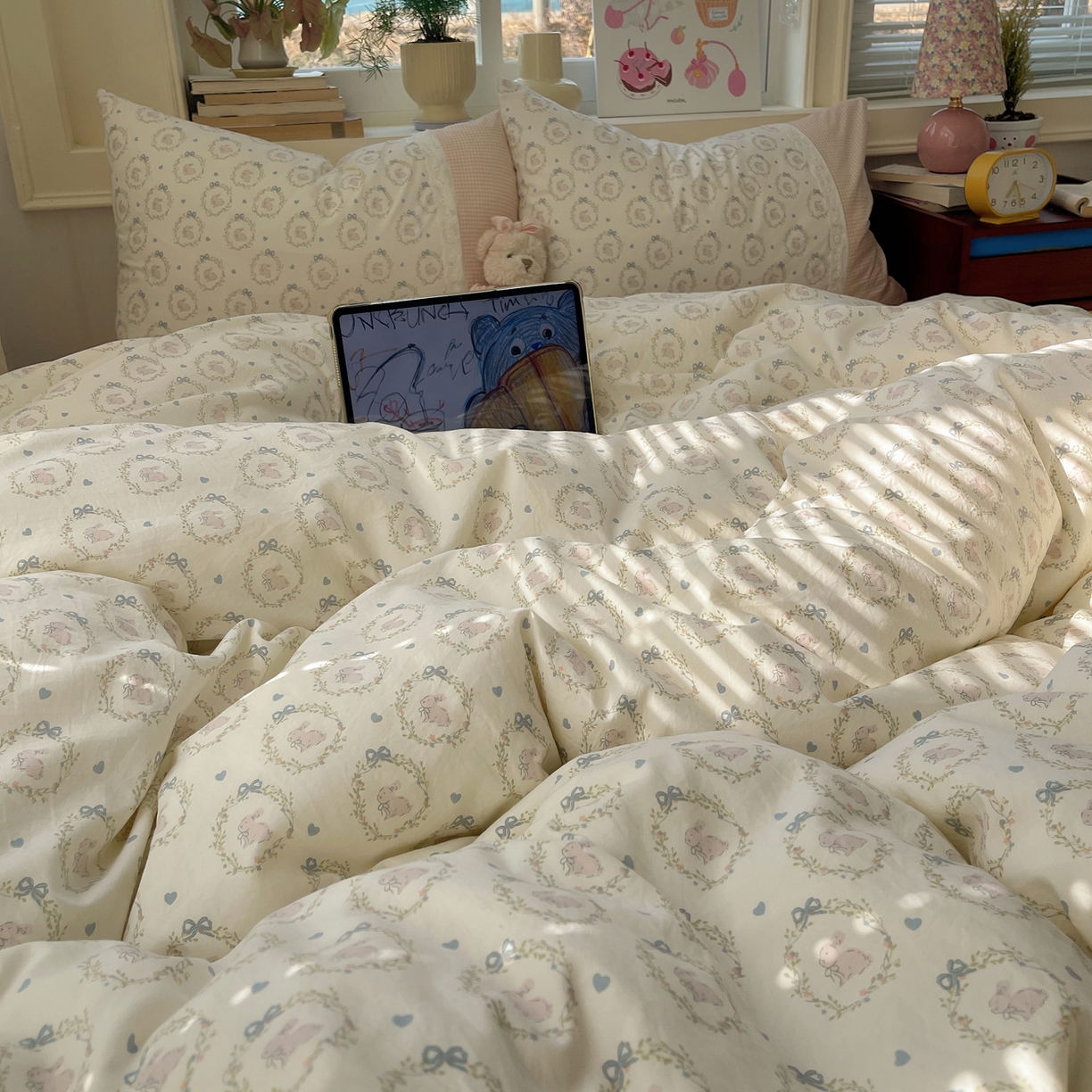 91家纺网 家纺一手货源 找家纺 花漾家居 2025新款小红书爆款小清新全棉纯棉刺绣小花边古法仿棉水洗棉四件套 小奶兔