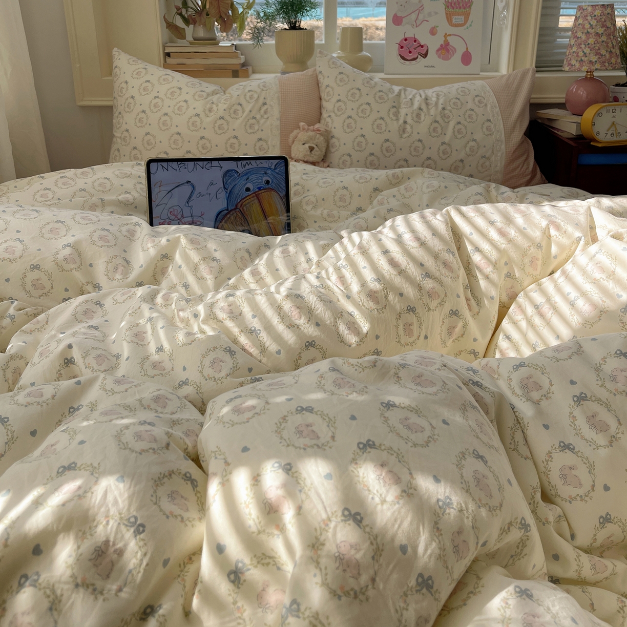 91家纺网 家纺一手货源 找家纺 花漾家居 2025新款小红书爆款小清新全棉纯棉刺绣小花边古法仿棉水洗棉四件套 小奶兔