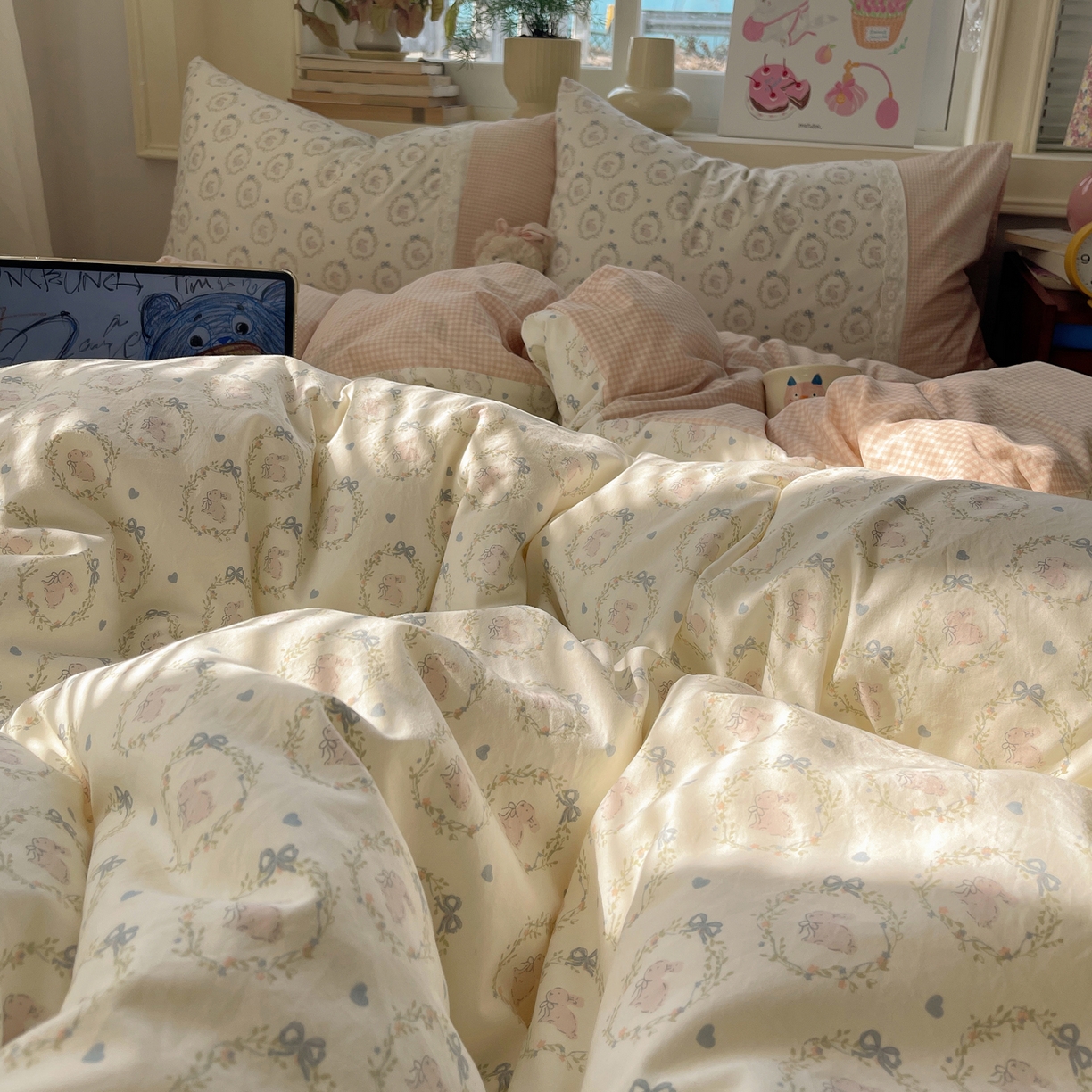 91家纺网 家纺一手货源 找家纺 花漾家居 2025新款小红书爆款小清新全棉纯棉刺绣小花边古法仿棉水洗棉四件套 小奶兔