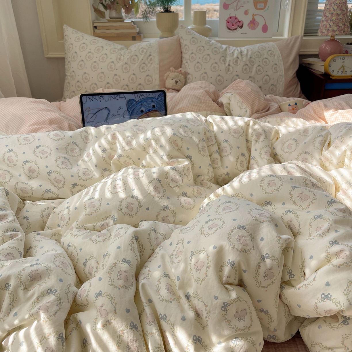 91家纺网 家纺一手货源 找家纺 花漾家居 2025新款小红书爆款小清新全棉纯棉刺绣小花边古法仿棉水洗棉四件套 小奶兔