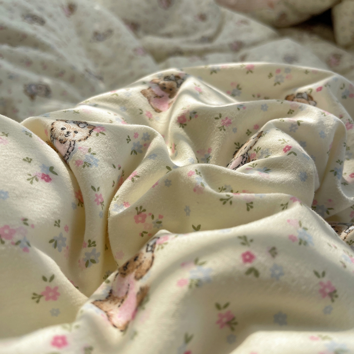 91家纺网 家纺一手货源 找家纺 花漾家居 2025新款小红书爆款小清新全棉纯棉刺绣小花边古法仿棉水洗棉四件套 芝芝小狗