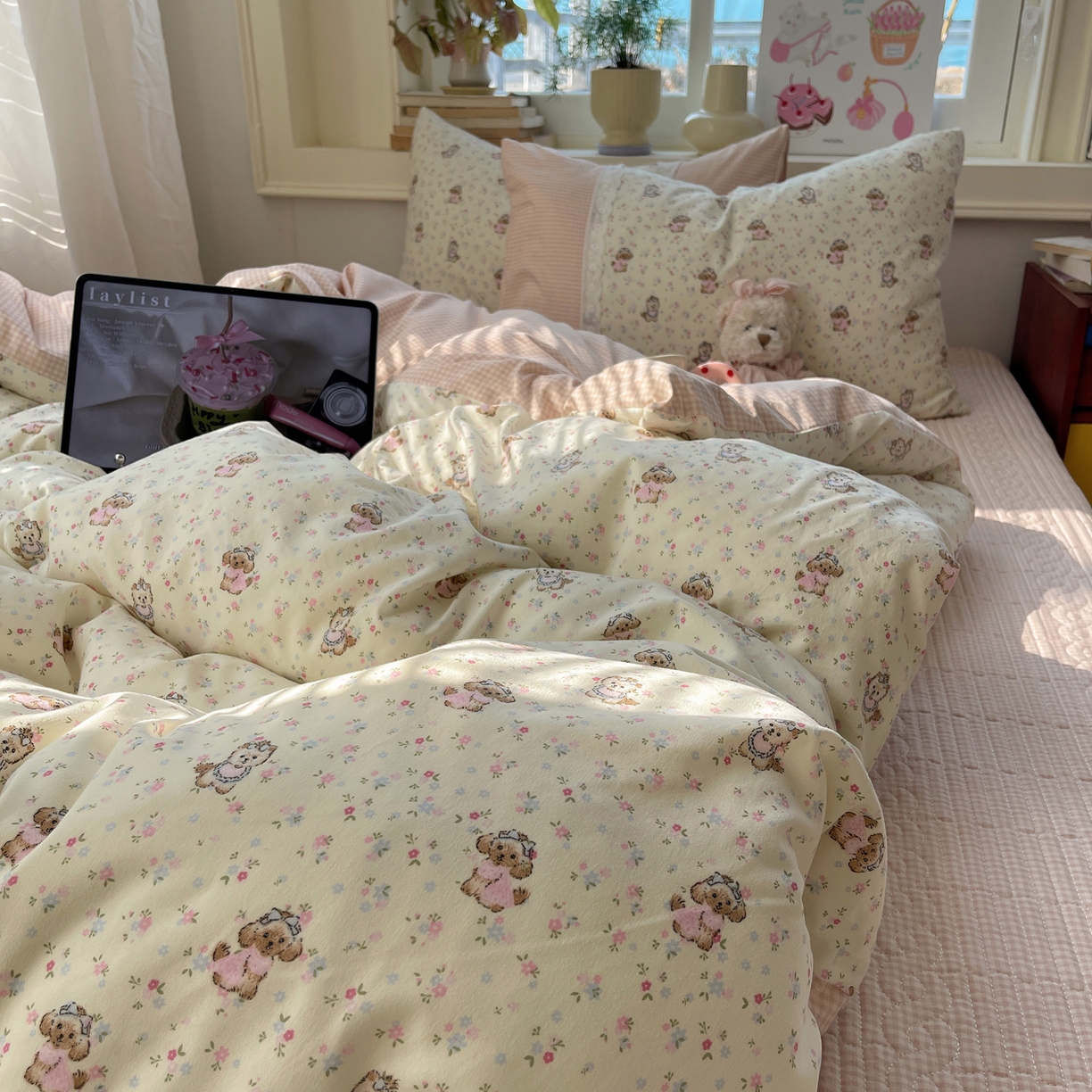 91家纺网 家纺一手货源 找家纺 花漾家居 2025新款小红书爆款小清新全棉纯棉刺绣小花边古法仿棉水洗棉四件套 芝芝小狗