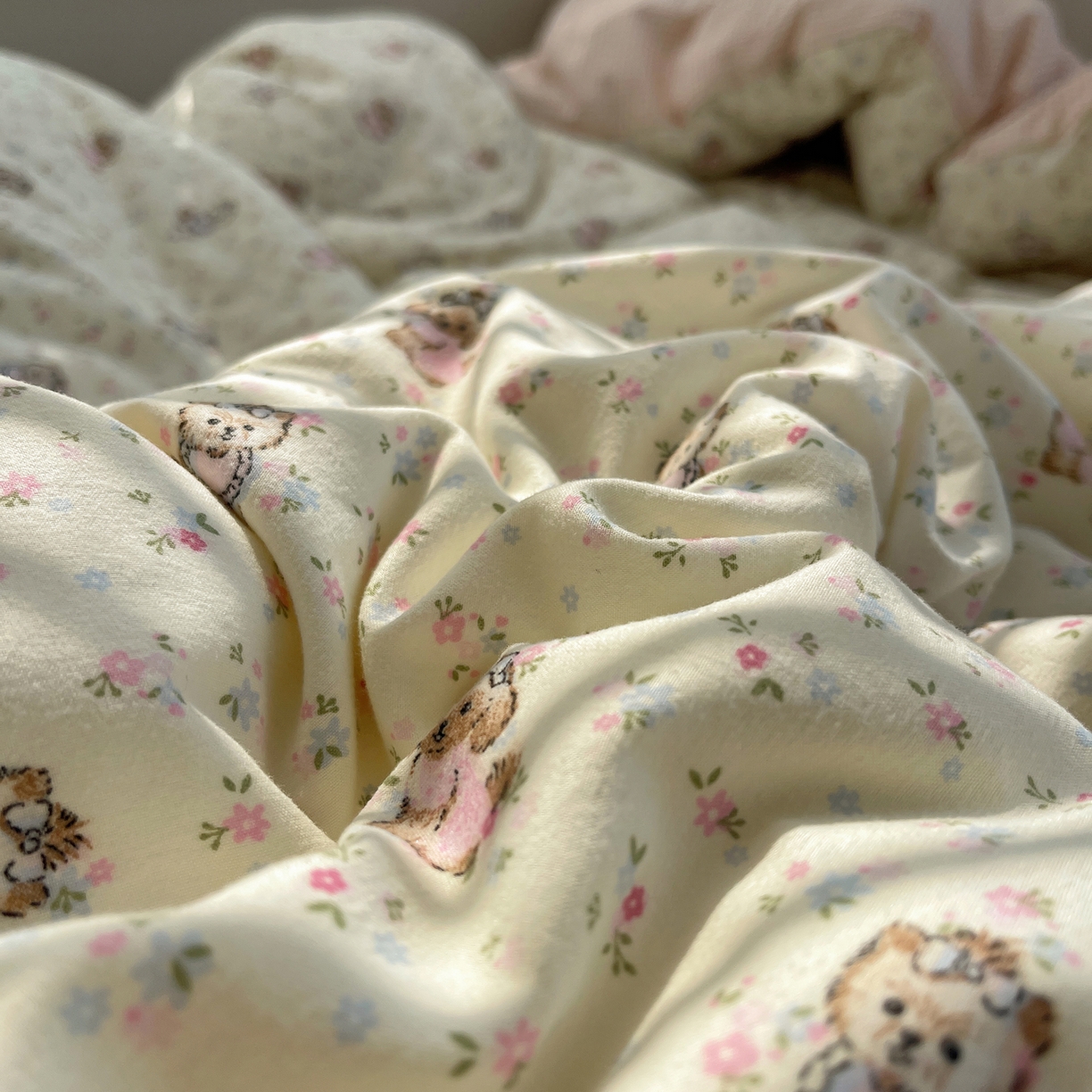 91家纺网 家纺一手货源 找家纺 花漾家居 2025新款小红书爆款小清新全棉纯棉刺绣小花边古法仿棉水洗棉四件套 芝芝小狗