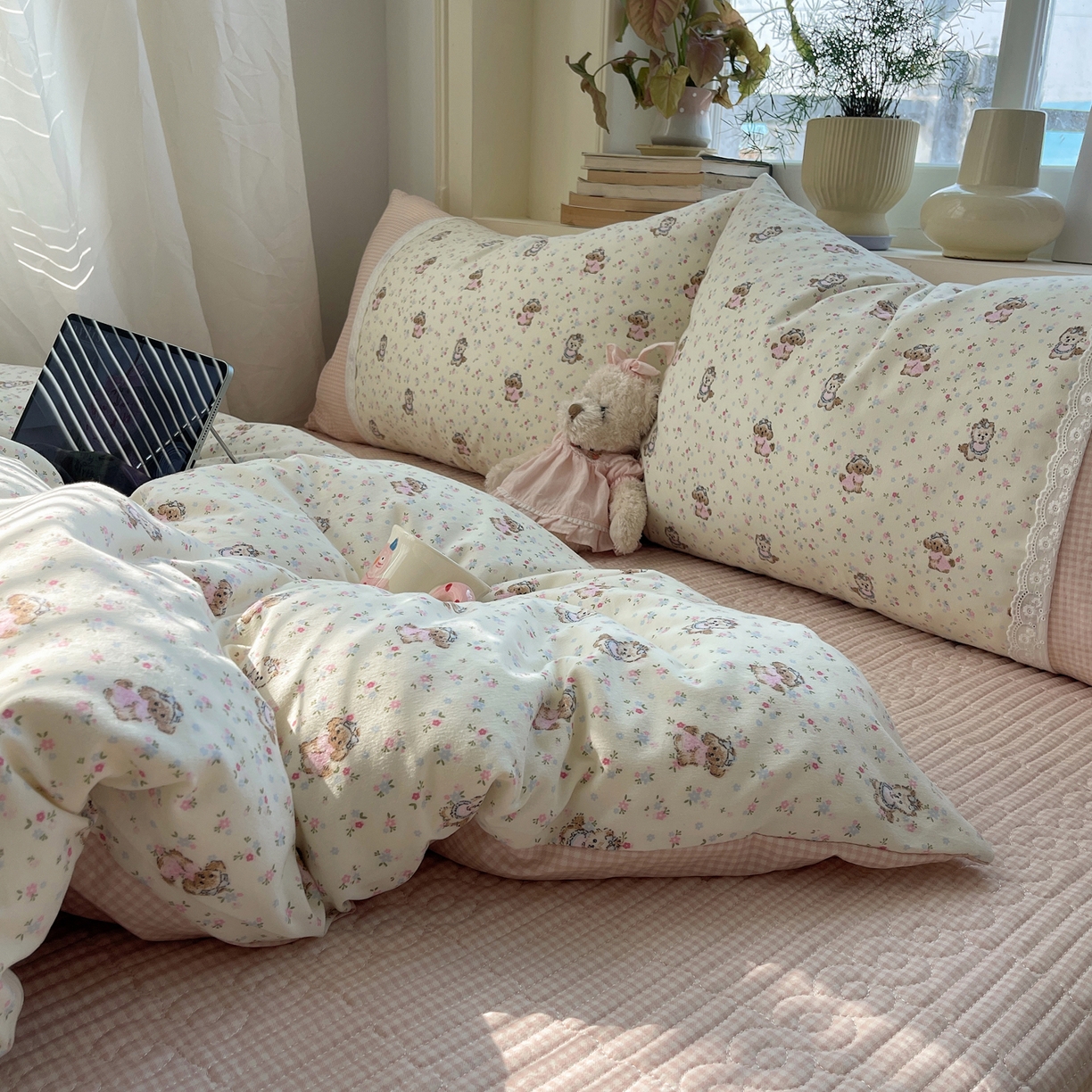 91家纺网 家纺一手货源 找家纺 花漾家居 2025新款小红书爆款小清新全棉纯棉刺绣小花边古法仿棉水洗棉四件套 芝芝小狗