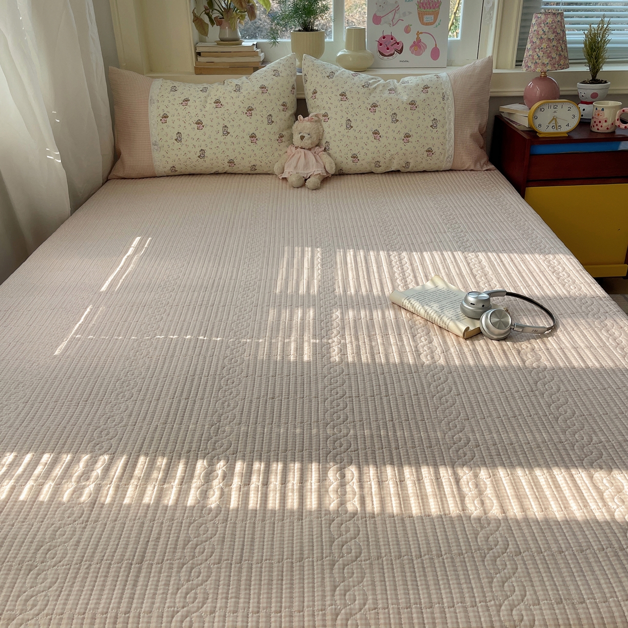 91家纺网 家纺一手货源 找家纺 花漾家居 2025新款小红书爆款小清新全棉纯棉刺绣小花边古法仿棉水洗棉四件套 芝芝小狗