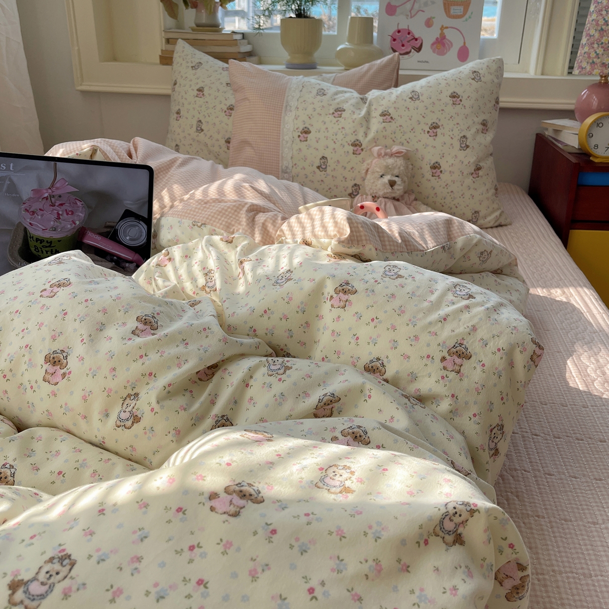 91家纺网 家纺一手货源 找家纺 花漾家居 2025新款小红书爆款小清新全棉纯棉刺绣小花边古法仿棉水洗棉四件套 芝芝小狗