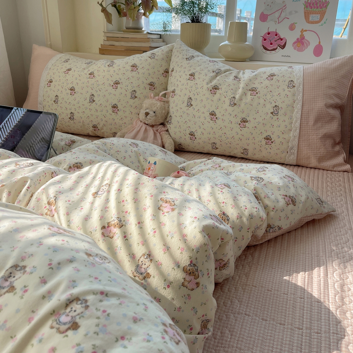 91家纺网 家纺一手货源 找家纺 花漾家居 2025新款小红书爆款小清新全棉纯棉刺绣小花边古法仿棉水洗棉四件套 芝芝小狗