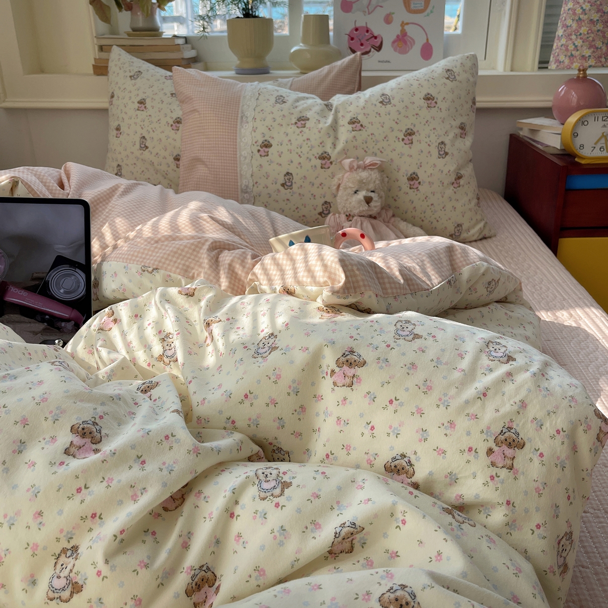 91家纺网 家纺一手货源 找家纺 花漾家居 2025新款小红书爆款小清新全棉纯棉刺绣小花边古法仿棉水洗棉四件套 芝芝小狗