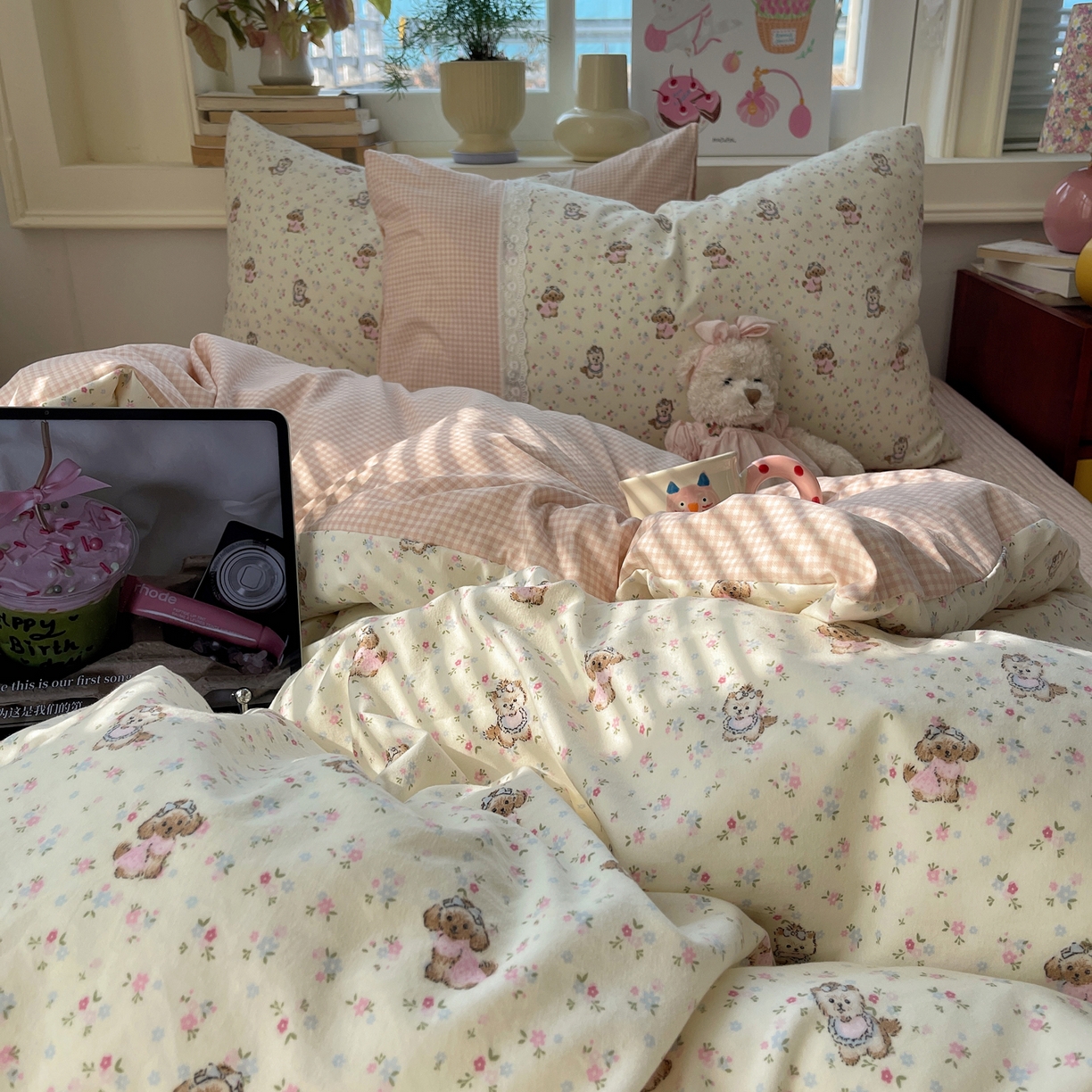 91家纺网 家纺一手货源 找家纺 花漾家居 2025新款小红书爆款小清新全棉纯棉刺绣小花边古法仿棉水洗棉四件套 芝芝小狗
