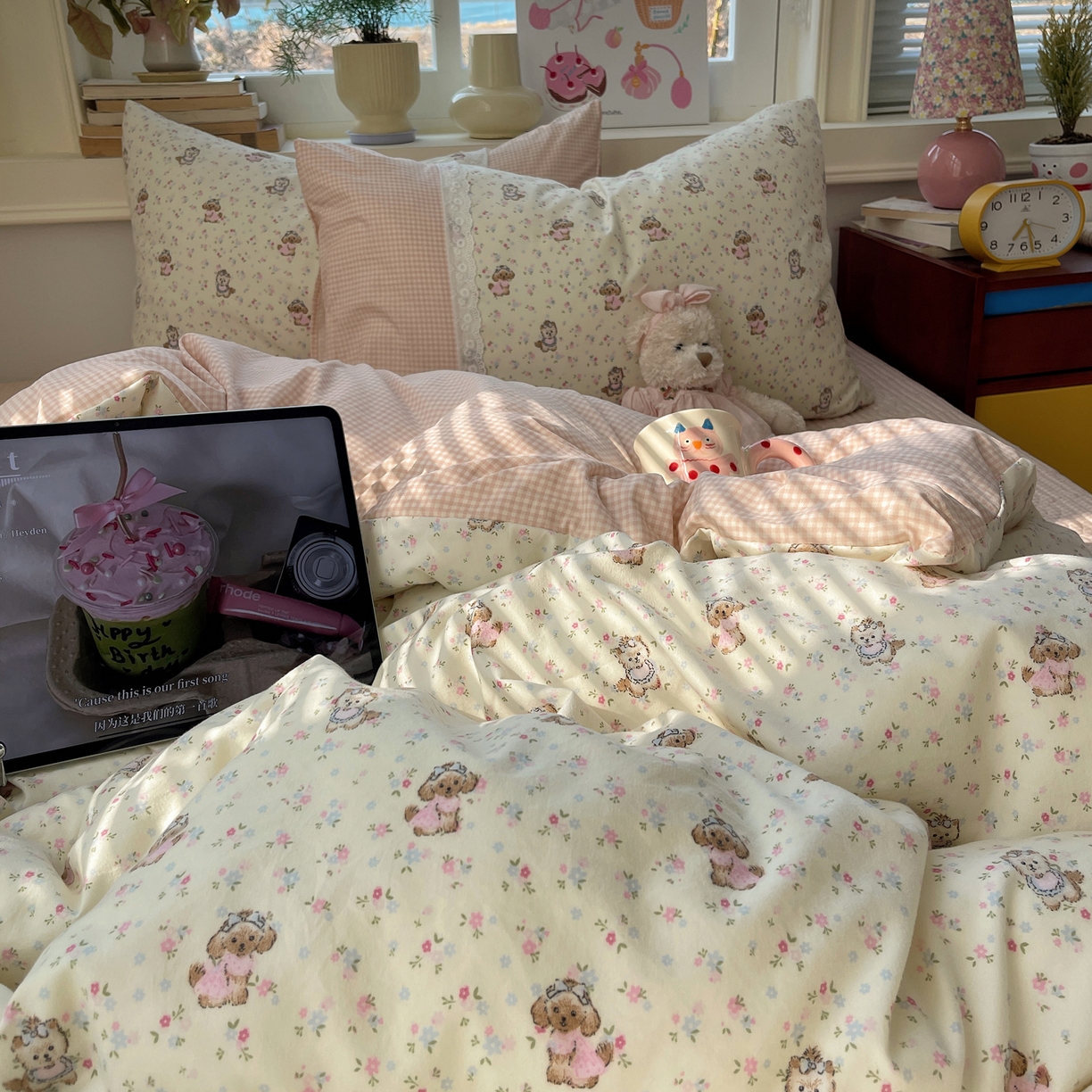 91家纺网 家纺一手货源 找家纺 花漾家居 2025新款小红书爆款小清新全棉纯棉刺绣小花边古法仿棉水洗棉四件套 芝芝小狗