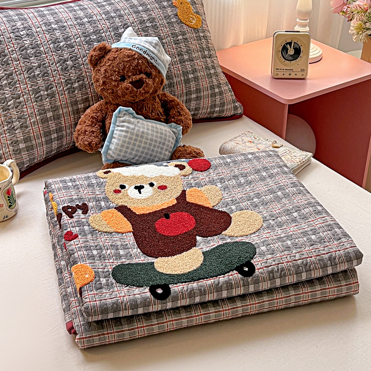 91家纺网 家纺一手货源 找家纺 鑫喜莱家纺 2026新款全棉纯棉原创毛巾绣床盖三件套单床盖软床垫 滑板小熊仔