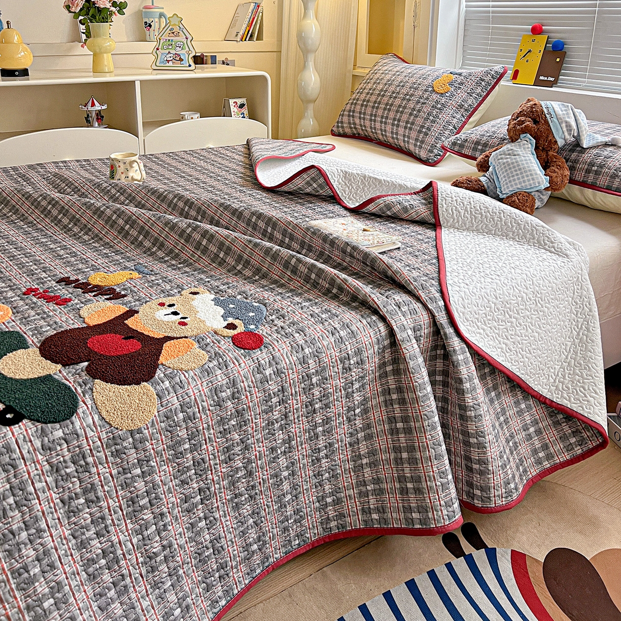 91家纺网 家纺一手货源 找家纺 鑫喜莱家纺 2026新款全棉纯棉原创毛巾绣床盖三件套单床盖软床垫 滑板小熊仔