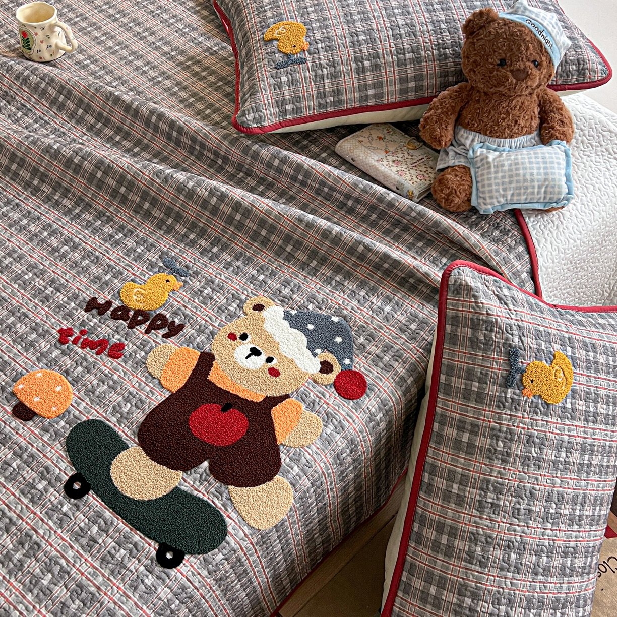 91家纺网 家纺一手货源 找家纺 鑫喜莱家纺 2026新款全棉纯棉原创毛巾绣床盖三件套单床盖软床垫 滑板小熊仔