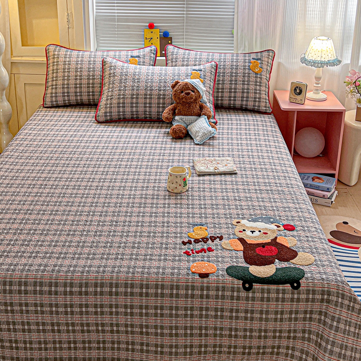 91家纺网 家纺一手货源 找家纺 鑫喜莱家纺 2026新款全棉纯棉原创毛巾绣床盖三件套单床盖软床垫 滑板小熊仔