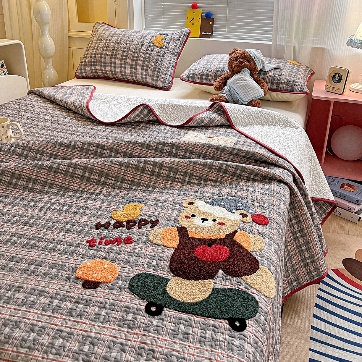 91家纺网 家纺一手货源 找家纺 鑫喜莱家纺 2026新款全棉纯棉原创毛巾绣床盖三件套单床盖软床垫 滑板小熊仔