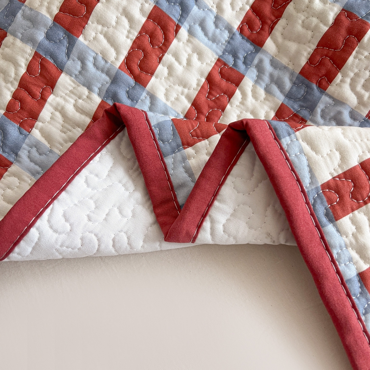 91家纺网 家纺一手货源 找家纺 鑫喜莱家纺 2026新款全棉纯棉原创毛巾绣床盖三件套单床盖软床垫 线团小黑猫