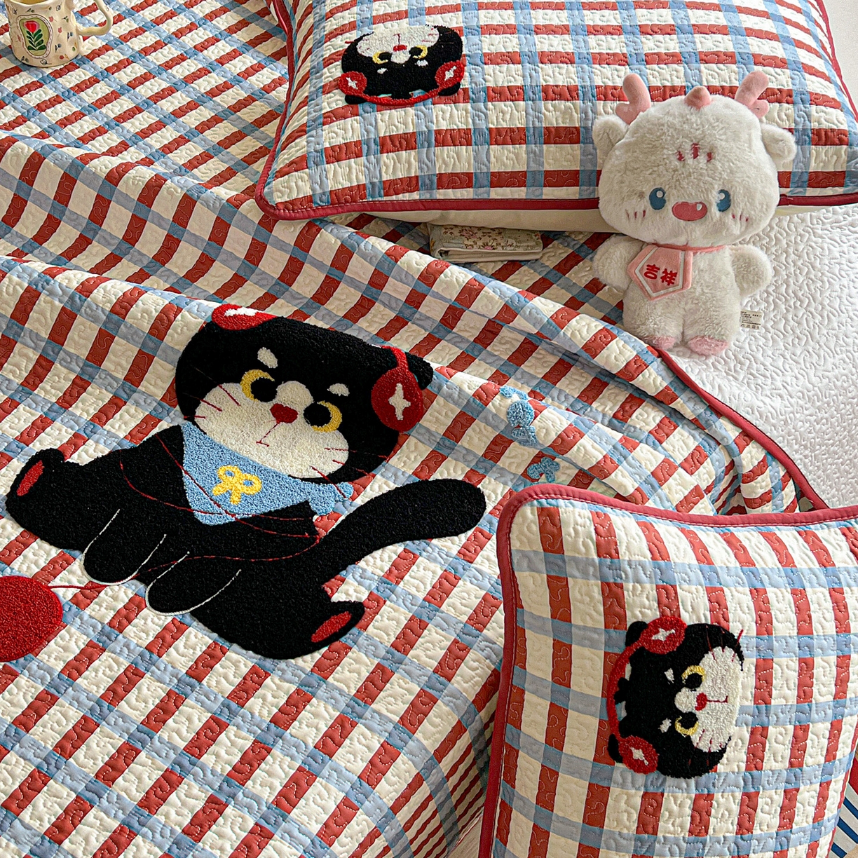 91家纺网 家纺一手货源 找家纺 鑫喜莱家纺 2026新款全棉纯棉原创毛巾绣床盖三件套单床盖软床垫 线团小黑猫