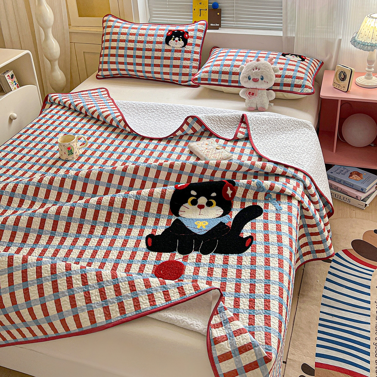 91家纺网 家纺一手货源 找家纺 鑫喜莱家纺 2026新款全棉纯棉原创毛巾绣床盖三件套单床盖软床垫 线团小黑猫