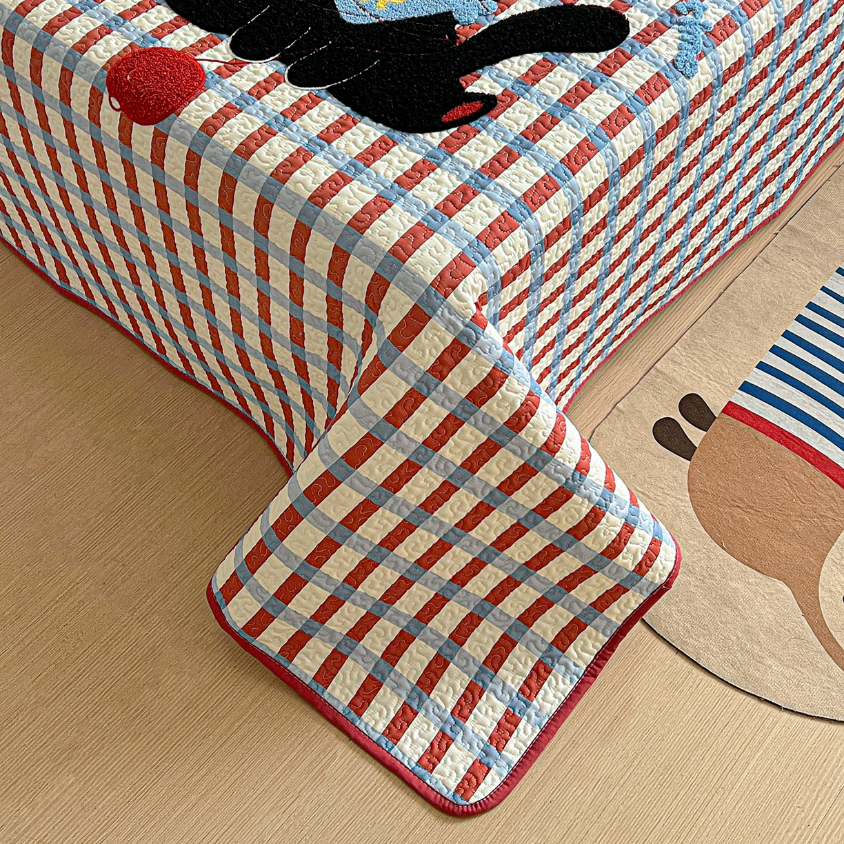 91家纺网 家纺一手货源 找家纺 鑫喜莱家纺 2026新款全棉纯棉原创毛巾绣床盖三件套单床盖软床垫 线团小黑猫