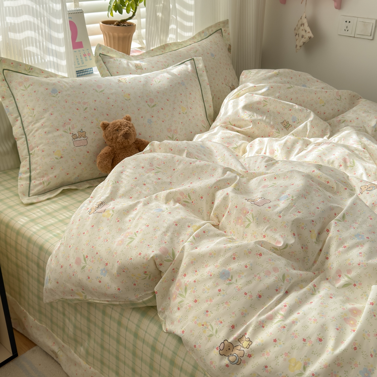 91家纺网 家纺一手货源 找家纺 女子家纺 2026新款全棉网红直播热款吊边一字绣工艺款四件套-系列三 丛间蜜语