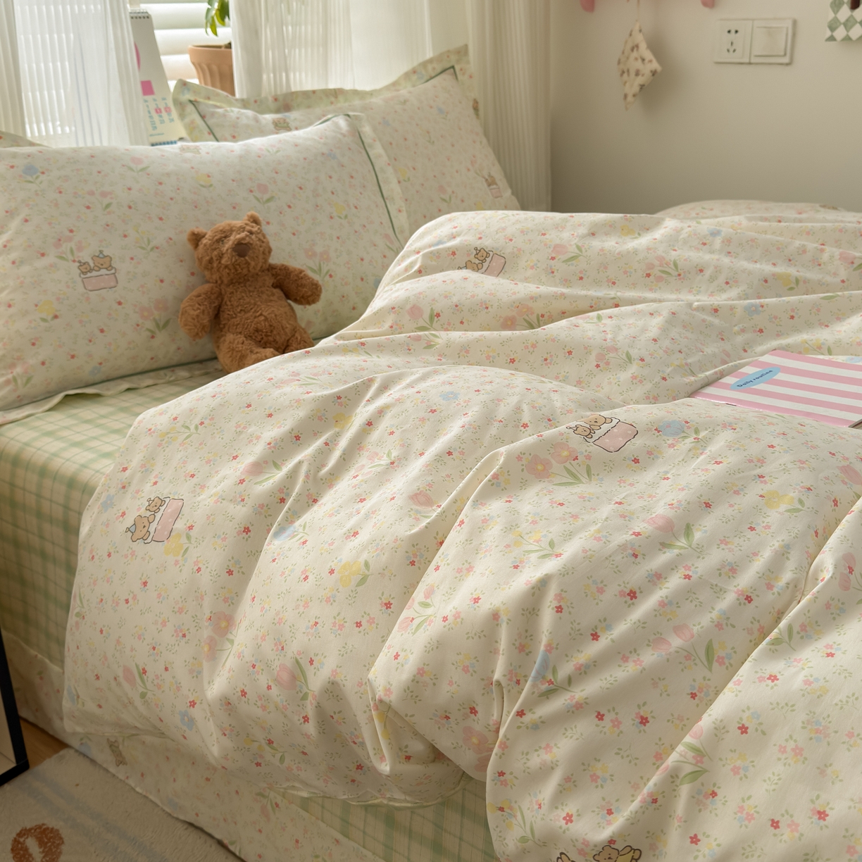 91家纺网 家纺一手货源 找家纺 女子家纺 2026新款全棉网红直播热款吊边一字绣工艺款四件套-系列三 丛间蜜语