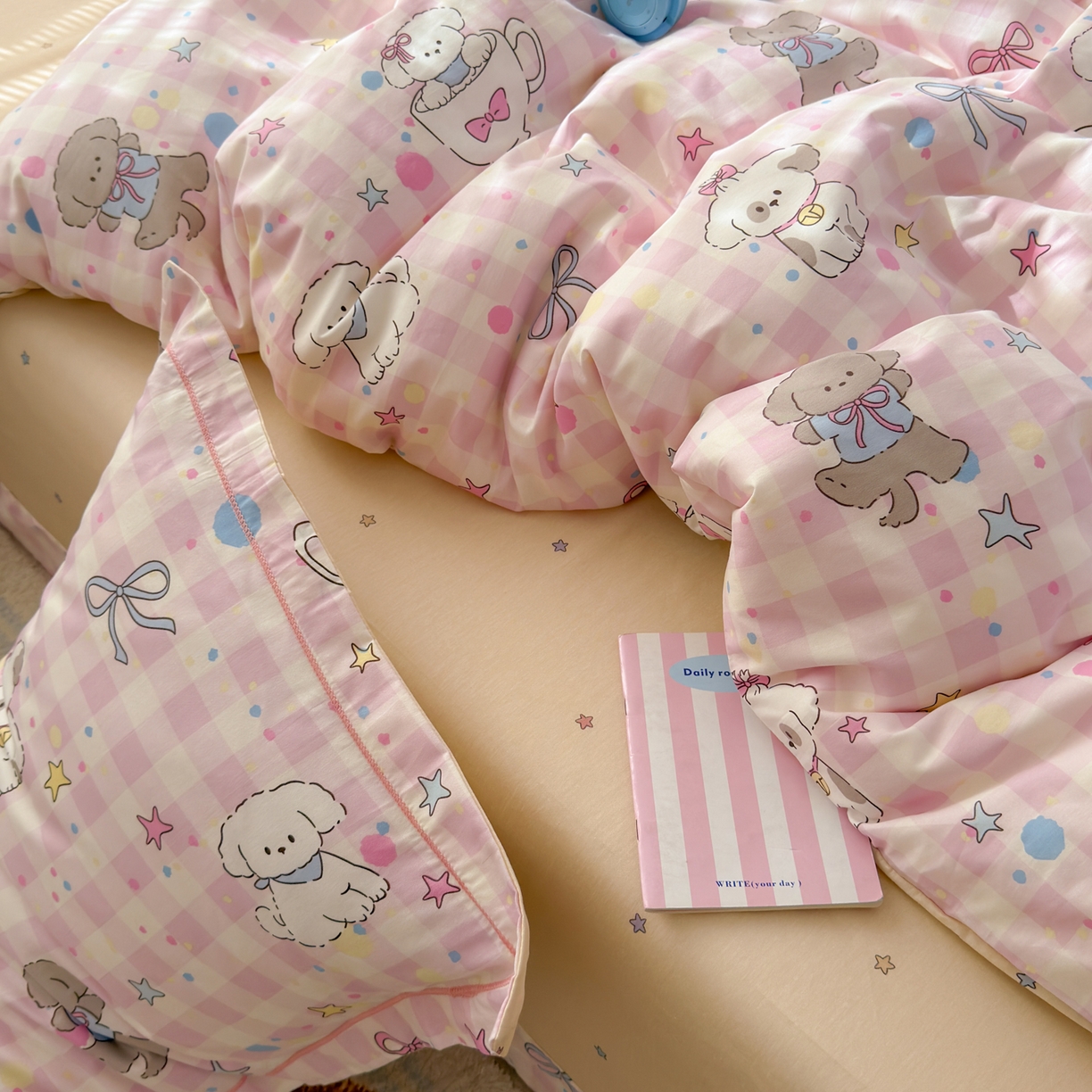 91家纺网 家纺一手货源 找家纺 女子家纺 2026新款全棉网红直播热款吊边一字绣工艺款四件套-系列三 粉格星星狗