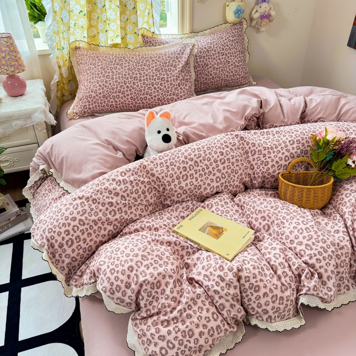 91家纺网 家纺一手货源 找家纺 仟网汇 2026新款A类仿棉古法水洗棉法式小清新花边四件套粉豹纹