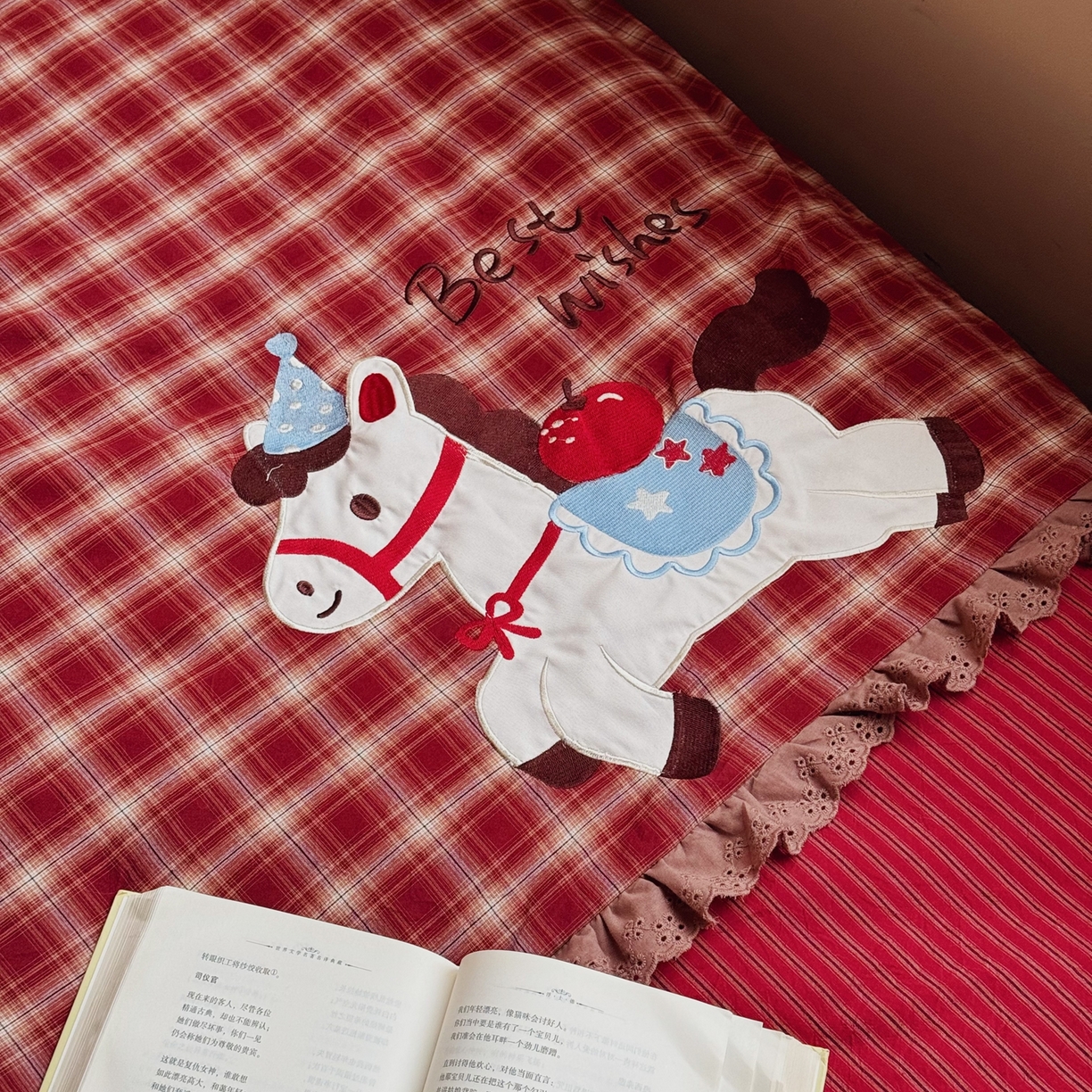 91家纺网 家纺一手货源 找家纺 （总）RYB红黄兰 2026年新款设计师原创全棉色织水洗棉贴布绣三件套四件套-幸福加马