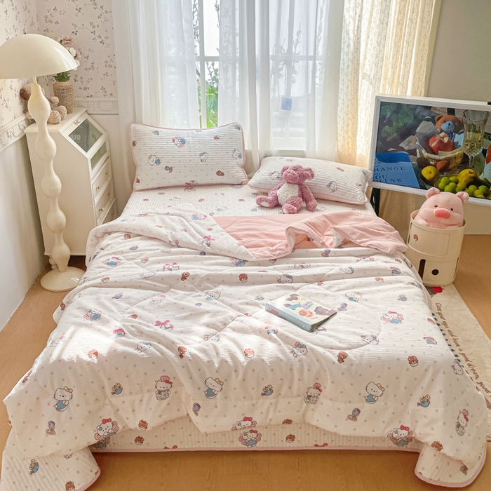 91家纺网 家纺一手货源 找家纺 云玲时尚 2026新款A类云感双层纱7A抗菌床盖夏被四件套系列 粉波Kitty梦