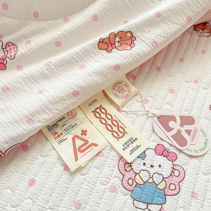 91家纺网 家纺一手货源 找家纺 云玲时尚 2026新款A类云感双层纱7A抗菌床盖夏被四件套系列 粉波Kitty梦