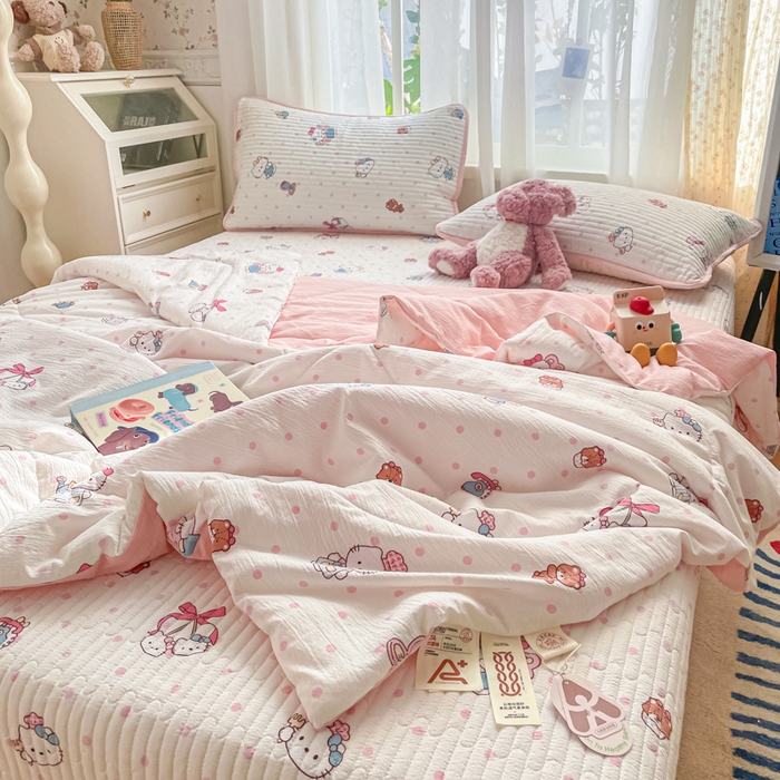 91家纺网 家纺一手货源 找家纺 云玲时尚 2026新款A类云感双层纱7A抗菌床盖夏被四件套系列 粉波Kitty梦