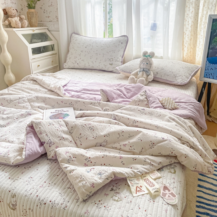 91家纺网 家纺一手货源 找家纺 云玲时尚 2026新款A类云感双层纱7A抗菌床盖夏被四件套系列 芋泥小兔