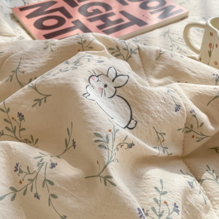 91家纺网 家纺一手货源 找家纺 云玲时尚 2026新款A类云感双层纱7A抗菌床盖夏被四件套系列 兔兔密语