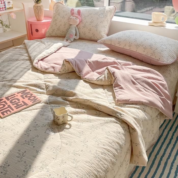 91家纺网 家纺一手货源 找家纺 云玲时尚 2026新款A类云感双层纱7A抗菌床盖夏被四件套系列 兔兔密语