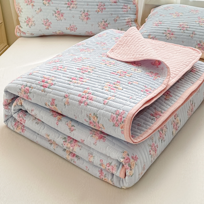 91家纺网 家纺一手货源 找家纺 云玲时尚 2026新款A类云感双层纱7A抗菌床盖夏被四件套系列 花漾