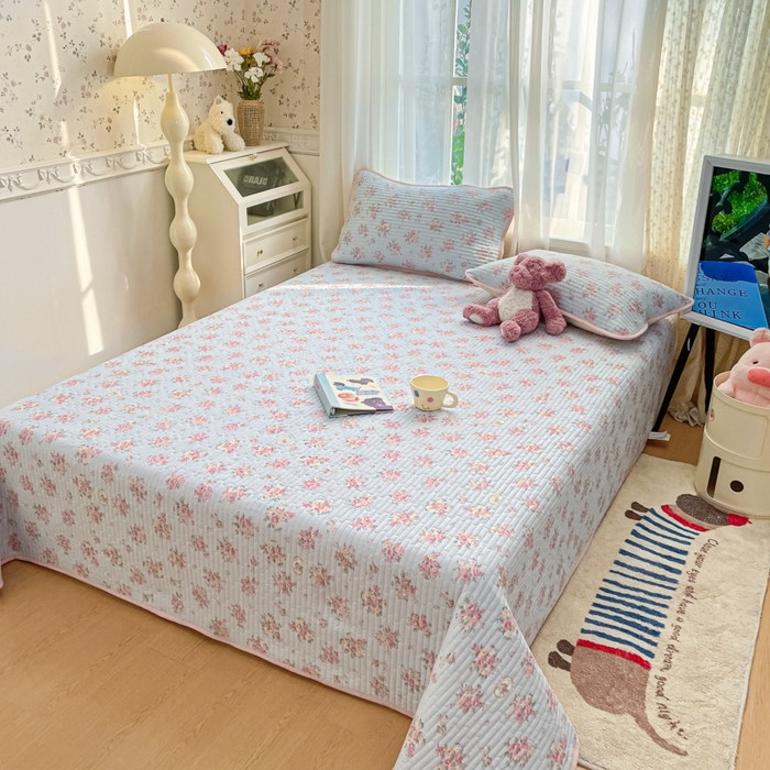 91家纺网 家纺一手货源 找家纺 云玲时尚 2026新款A类云感双层纱7A抗菌床盖夏被四件套系列 花漾