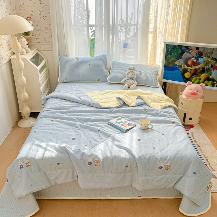 91家纺网 家纺一手货源 找家纺 云玲时尚 2026新款A类云感双层纱7A抗菌床盖夏被四件套系列 兔眠