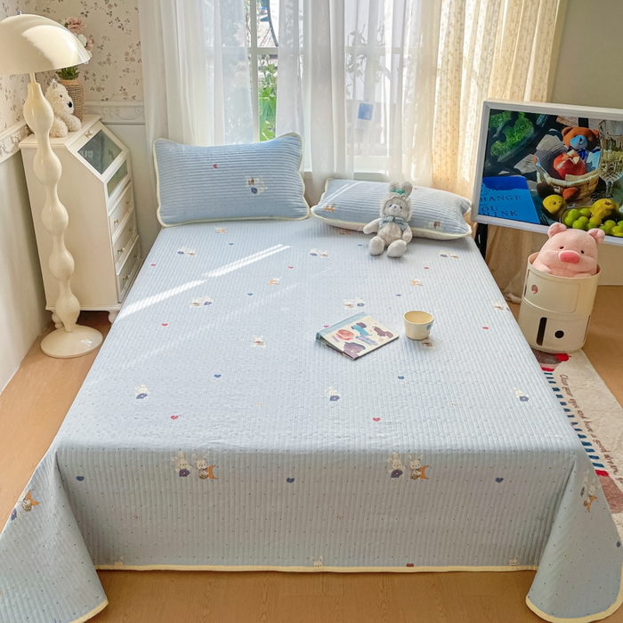 91家纺网 家纺一手货源 找家纺 云玲时尚 2026新款A类云感双层纱7A抗菌床盖夏被四件套系列 兔眠