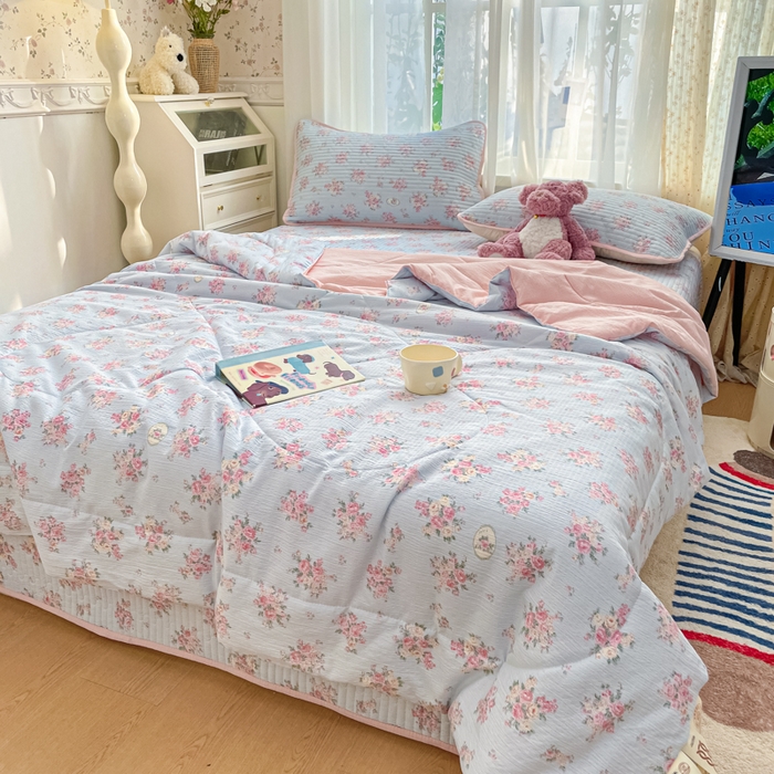 91家纺网 家纺一手货源 找家纺 云玲时尚 2026新款A类云感双层纱7A抗菌床盖夏被四件套系列 花漾