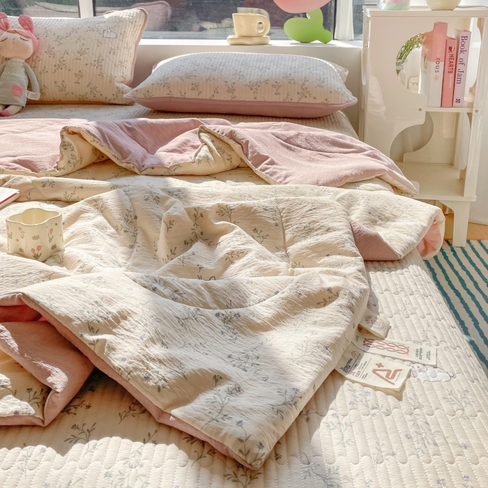 91家纺网 家纺一手货源 找家纺 云玲时尚 2026新款A类云感双层纱7A抗菌床盖夏被四件套系列 兔兔密语